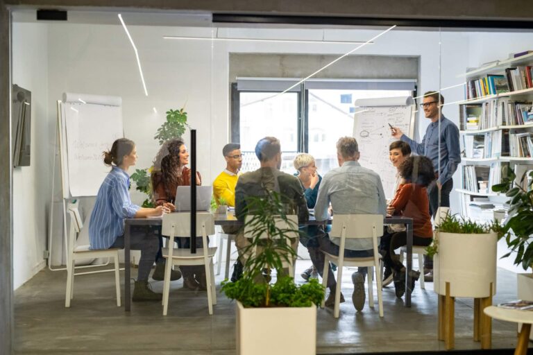 8 people having a team meeting